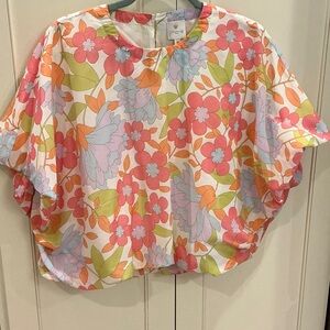 Women’s floral short sleeve blouse, size medium.